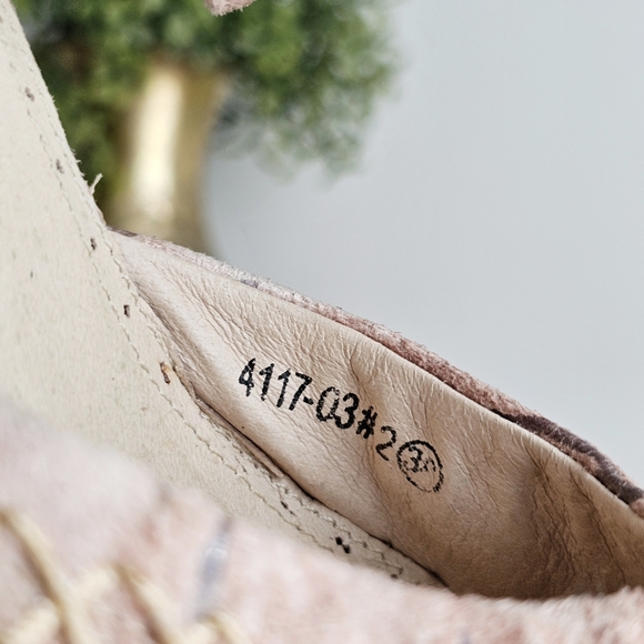 Rare Vintage J& Elisabeth Cream Suede Heels | Size 38 | Unique Stitch Detail - Picture 15 of 16